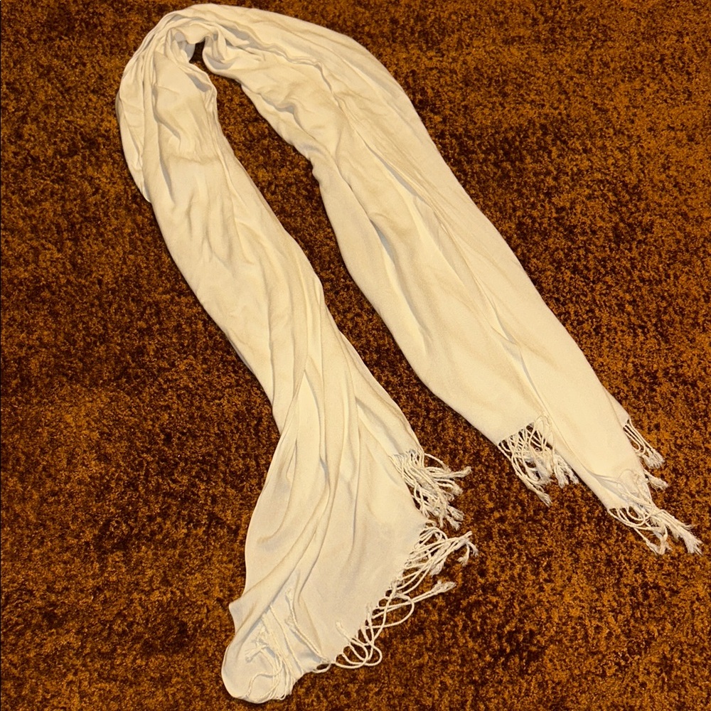Chic White Fringe Shawl - Picture 5 of 5